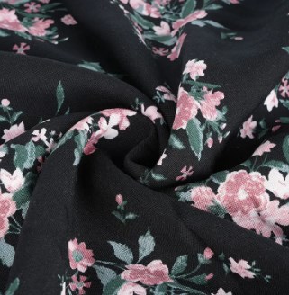 Wie schneidet Polyester-Druckgewebe in Bezug auf Haltbarkeit und Farbwiedergabe ab?