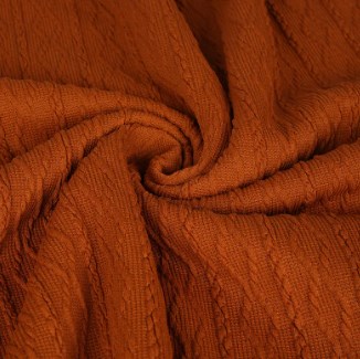 Wie wirken sich Färbe- und Veredelungsprozesse von Bekleidungsstoffen auf die Stoffleistung und das Trageerlebnis aus?